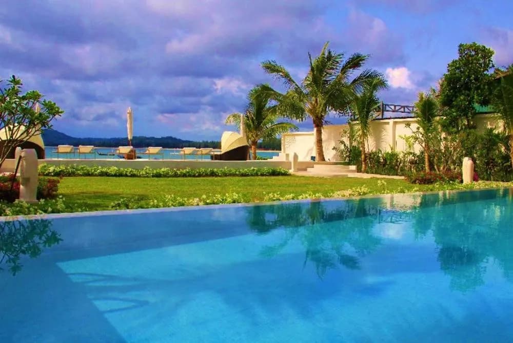 Skybox Beachfront Penthouse - 3